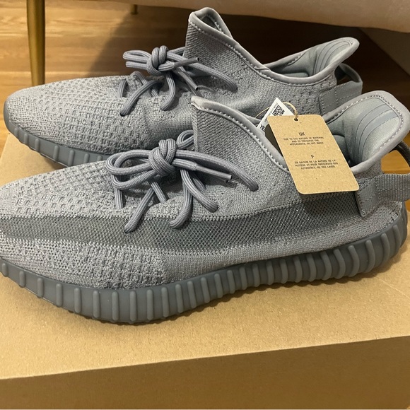 Yeezy Boost 350 V2 Sneakers - Picture 3 of 6